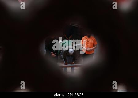 Kalkutta, Westbengalen, Indien. 26. März 2023. Indische Muslime beten in der Nakhoda-Moschee während des heiligen Monats Ramadan in Kalkutta, Indien, 26. März 2023. (Kreditbild: © Dipa Chakraborty/Pacific Press via ZUMA Press Wire) NUR REDAKTIONELLE VERWENDUNG! Nicht für den kommerziellen GEBRAUCH! Kredit: ZUMA Press, Inc./Alamy Live News Stockfoto