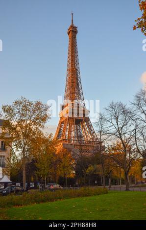 Tour Eiffel, Paris, Frankreich. Der Eiffelturm kann von der Av. Joseph Bouvard. November 2022. Stockfoto