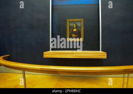 Mona Lisa Gemälde von Leonardo da Vinci im Louvre Museum in Paris, Frankreich. 23. November 2022. Stockfoto