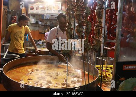 Kalkutta, Westbengalen, Indien. 26. März 2023. Muslimische Menschen kaufen ein spezielles Gericht, um ihren ersten Fastentag zu unterbrechen, und essen am ersten Tag des heiligen Ramadan in einer Moschee in Kalkutta, Indien, am 26. März 2023. (Kreditbild: © Dipa Chakraborty/Pacific Press via ZUMA Press Wire) NUR REDAKTIONELLE VERWENDUNG! Nicht für den kommerziellen GEBRAUCH! Kredit: ZUMA Press, Inc./Alamy Live News Stockfoto