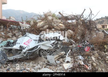 Haus und Auto nach dem Erdbeben in der Türkei zerstört. Stockfoto