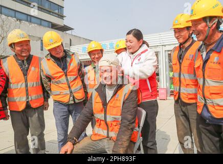 HUZHOU, CHINA - 27. MÄRZ 2023 - Freiwillige des Roten Kreuzes unterrichten Arbeiter beim Projekt Fuxi Primary and Middle School im Deqing County über erste-Hilfe-Fähigkeiten Stockfoto