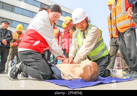 HUZHOU, CHINA - 27. MÄRZ 2023 - Arbeiter erlernen kardiopulmonale Reanimationsfähigkeiten im Fuxi-Projekt für Grund- und Mittelschule in Deqin Stockfoto