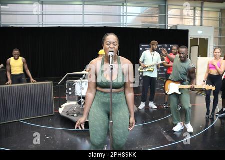 Sydney, Australien. 27. März 2023 Erster Blick auf die Proben für Tina - das Tina Turner Musical in den ABC Studios, Ultimo. Kredit: Richard Milnes/Alamy Live News Stockfoto