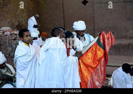 Äthiopische Pilger beten während des Osterwochenfestes in der Bete-Maryam-Kirche. Lalibea, Äthiopien. Stockfoto