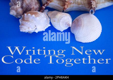 Animal Shell, Sommerurlaub, Marinehintergrund mit dem Text New Code Together. Stockfoto