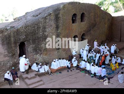 Äthiopische Pilger beten während des Osterwochenfestes in der Bete-Maryam-Kirche. Lalibea, Äthiopien. Stockfoto