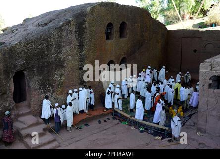 Äthiopische Pilger beten während des Osterwochenfestes in der Bete-Maryam-Kirche. Lalibea, Äthiopien. Stockfoto