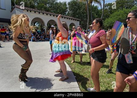 Lake Worth, Florida, USA. 26. März 2023. Entertainer CASSANDRA CASS tanzt mit ELLIE (kein Nachname angegeben) während des Palm Beach Pride Festivals am 26. März 2023 in Lake Worth Beach, Florida. Cass war der große Marshall der Veranstaltung. Kredit: ZUMA Press, Inc./Alamy Live News Stockfoto