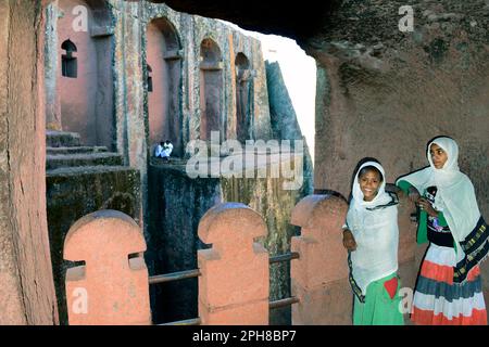 Junge äthiopische Pilger besuchen die von Fels gehauenen monolithischen Kirchen von Lalibela in der Osterwoche. Lalibela, Äthiopien. Stockfoto