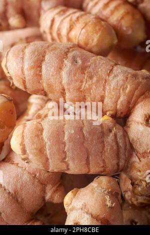 Nahaufnahme von gereinigten Kurkuma-Rhizomen oder -Wurzeln, Curcuma-Longa, häufig verwendetem Gewürz in Kochen und Medizin, Wurzelstruktur, Vollformat Stockfoto