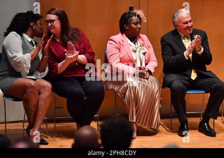 Wilkes Barre, Usa. 26. März 2023. Repräsentantin Joanna McClinton, die erste Rednerin des Hauses Pennsylvania, sitzt neben Repräsentantin Eddie Day Pashinski. Die Vertreterin von Pennsylvania Joanna McClinton, die erste weibliche Sprecherin des Hauses, spricht bei einer Vorlesung des Women's History Month. (Foto: Aimee Dilger/SOPA Images/Sipa USA) Guthaben: SIPA USA/Alamy Live News Stockfoto