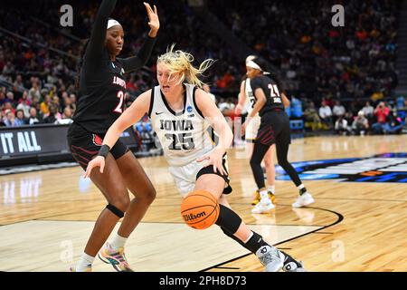 26. März 2023: Iowa Hawkeyes Forward Monika Czinano (25) fährt während des NCAA Regional Final Basketballspiels für Frauen zwischen Louisville und Iowa in der Climate Pledge Arena in Seattle, WA, zum Basketballkorb. Iowa besiegte Louisville 97-83, um in die Finale 4 zu kommen. Steve Faber/CSM Stockfoto