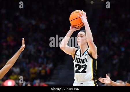 26. März 2023: Iowa Hawkeyes-Garde Caitlin Clark (22) geht beim NCAA Regional Final für Frauen zwischen Louisville und Iowa in der Climate pledge Arena in Seattle, WA, um 3 ihrer führenden 41 Punkte zu gewinnen. Iowa besiegte Louisville 97-83, um in die Finale 4 zu kommen. Steve Faber/CSM Stockfoto