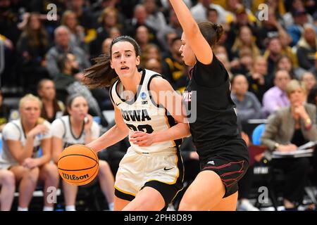 26. März 2023: Iowa Hawkeyes-Wächter Caitlin Clark (22) bewegt sich während des NCAA-Basketballspiels des NCAA Regional Final für Frauen zwischen Louisville und Iowa in der Climate pledge Arena in Seattle, WA, in Richtung Korb. Iowa besiegte Louisville 97-83, um in die Finale 4 zu kommen. Steve Faber/CSM Stockfoto