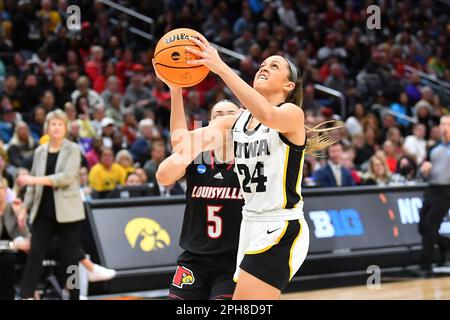 26. März 2023: Iowa Hawkeyes Garde Gabbie Marshall (24) holt sich einen Korb beim NCAA-Basketballspiel des NCAA Regional Final für Frauen zwischen Louisville und Iowa in der Climate pledge Arena in Seattle, WA. Iowa besiegte Louisville 97-83, um in die Finale 4 zu kommen. Steve Faber/CSM Stockfoto