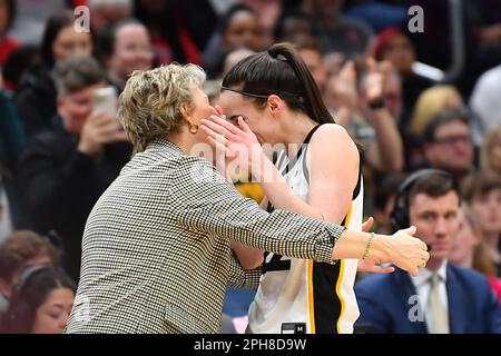 26. März 2023: Iowa Head Coach Lisa Bluder begrüßt Iowa Hawkeyes Wächterin Caitlin Clark (22), als sie vom Boden kommt, nachdem sie 41 Punkte, 12 Assists und 10 Rebounds während des NCAA Regional Final für Frauen zwischen Louisville und Iowa in der Climate pledge Arena in Seattle, WA, erzielt hat. Iowa besiegte Louisville 97-83, um in die Finale 4 zu kommen. Steve Faber/CSM Stockfoto