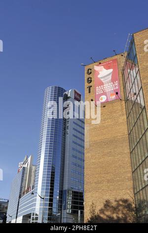 FRANKREICH. SEINE-SAINT-DENIS (93) MONTREUIL. DER SITZ DER CGT-UNION. POSTER FÜR DIE NICHTPRIVATISIERUNG DES FLUGHAFENS PARIS Stockfoto