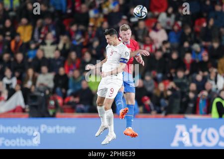 Prag, Tschechische Republik. 24. März 2023. Robert Lewandowski aus Polen (L) und Jan Kuchta aus der Tschechischen Republik (R) in Aktion während des 2024-Qualifikationsrunden-Spiels zwischen der Tschechischen Republik und Polen in der Fortuna Arena. Endstand: Tschechische Republik 3:1 Polen. Kredit: SOPA Images Limited/Alamy Live News Stockfoto