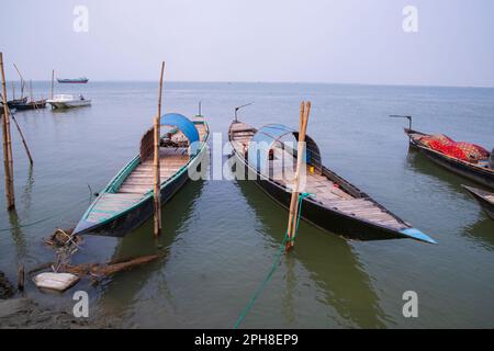 Landschaftsblick auf einige hölzerne Fischerboote am Ufer des Padma in Bangladesch Stockfoto