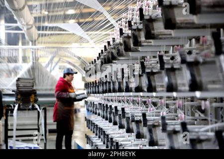 LIANYUNGANG, CHINA - 27. MÄRZ 2023 - Ein Arbeiter stellt Textilerzeugnisse an einer Produktionslinie in einem Privatunternehmen in Lianyungang Economic und Technol her Stockfoto