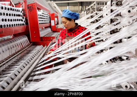 LIANYUNGANG, CHINA - 27. MÄRZ 2023 - Ein Arbeiter stellt Textilerzeugnisse an einer Produktionslinie in einem Privatunternehmen in Lianyungang Economic und Technol her Stockfoto