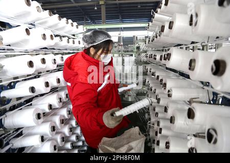 LIANYUNGANG, CHINA - 27. MÄRZ 2023 - Ein Arbeiter stellt Textilerzeugnisse an einer Produktionslinie in einem Privatunternehmen in Lianyungang Economic und Technol her Stockfoto