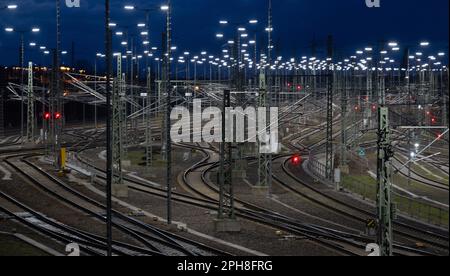 27. März 2023, Sachsen-Anhalt, Halle (Saale): Am Bahnknotenpunkt in Halle/Saale sind heute Morgen leere Gleise zu sehen. Mit einem großangelegten landesweiten Warnstreik lähmten die Gewerkschaften EVG und Verdi am Montag große Teile des öffentlichen Nahverkehrs. Foto: Hendrik Schmidt/dpa Stockfoto