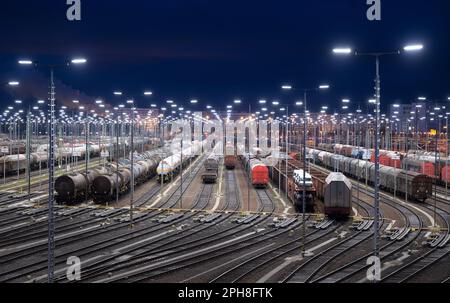 27. März 2023, Sachsen-Anhalt, Halle (Saale): Güterwagen stehen im Bereich des Hauptbahnhofs in Halle/Saale. Mit einem großangelegten landesweiten Warnstreik lähmten die Gewerkschaften EVG und Verdi am Montag große Teile des öffentlichen Nahverkehrs. Foto: Hendrik Schmidt/dpa Stockfoto