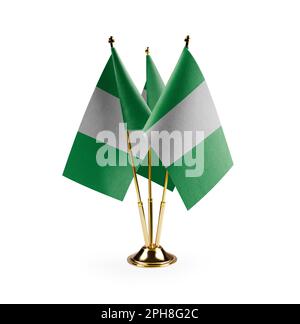 Kleine nigerianische Nationalflaggen auf weißem Hintergrund. Stockfoto