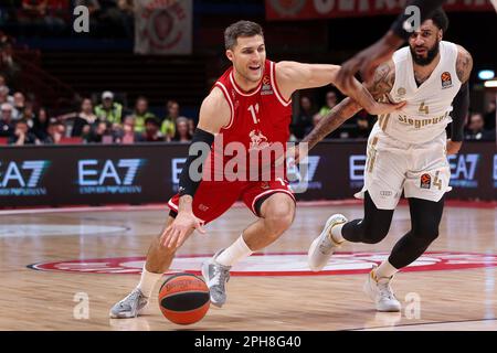 Mailand, Italien. 24. März 2023. Italien, Mailand, märz 24 2023: Billy Baron (Armani-Garde) dribbelt während des Basketballspiels EA7 Emporio Armani Mailand vs FC Bayern München im 4. Quartal, EuroLeague 2022-2023 round30 (Kreditbild: © Fabrizio Bertani/Pacific Press via ZUMA Press Wire) NUR REDAKTIONELLE VERWENDUNG! Nicht für den kommerziellen GEBRAUCH! Stockfoto