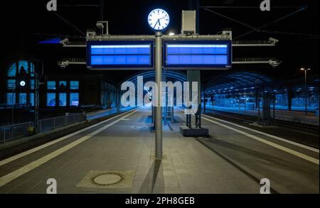 27. März 2023, Sachsen-Anhalt, Halle (Saale): Die Anzeigetafeln auf einem Bahnsteig des Hauptbahnhofs in Halle/Saale sind leer. Mit einem großangelegten landesweiten Warnstreik lähmten die Gewerkschaften EVG und Verdi am Montag große Teile des öffentlichen Nahverkehrs. Foto: Hendrik Schmidt/dpa Stockfoto