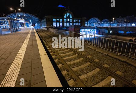 27. März 2023, Sachsen-Anhalt, Halle (Saale): Ein Bahnsteig am Hauptbahnhof Halle/Saale ist leer. Mit einem großangelegten landesweiten Warnstreik lähmten die Gewerkschaften EVG und Verdi am Montag große Teile des öffentlichen Nahverkehrs. Foto: Hendrik Schmidt/dpa Stockfoto