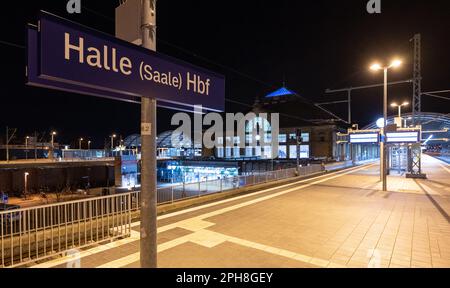 27. März 2023, Sachsen-Anhalt, Halle (Saale): Ein Bahnsteig am Hauptbahnhof Halle/Saale ist leer. Mit einem großangelegten landesweiten Warnstreik lähmten die Gewerkschaften EVG und Verdi am Montag große Teile des öffentlichen Nahverkehrs. Foto: Hendrik Schmidt/dpa Stockfoto