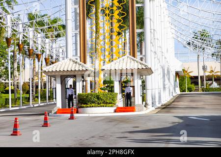 8 3 2023 akade des Palastes Nurul Iman, die offizielle Residenz des Sultans von Brunei und Sitz der Brunei-Regierung. Wolkiger Himmelshintergrund Stockfoto