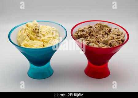 Schale mit italienischem Eis: Nocciolata und Vanilla Bourbon. Stockfoto
