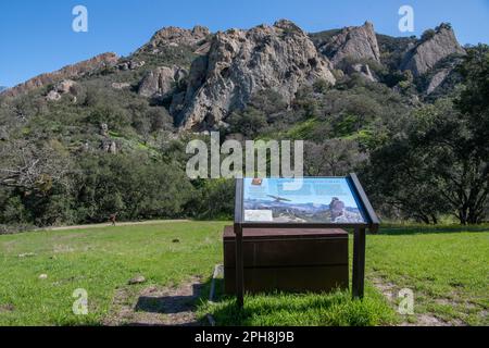 Ein Schild über Falken in den Felsformationen im regionalen Erholungsgebiet Castle Rock im Diablo Foothills Regional Park in Kalifornien. Stockfoto