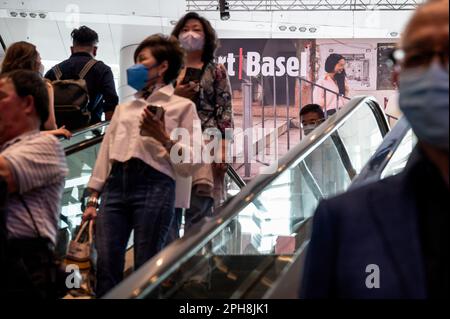 Hongkong, China. 24. März 2023. Besucher und Sammler besuchen die Art Basel Hong Kong Show nach mehreren Jahren abgelegener und hybrider Veranstaltungen aufgrund von lebhaften Einschränkungen in Hong Kong. Kredit: SOPA Images Limited/Alamy Live News Stockfoto