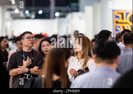 Hongkong, China. 24. März 2023. Besucher und Sammler besuchen die Art Basel Hong Kong Show nach mehreren Jahren abgelegener und hybrider Veranstaltungen aufgrund von lebhaften Einschränkungen in Hong Kong. Kredit: SOPA Images Limited/Alamy Live News Stockfoto