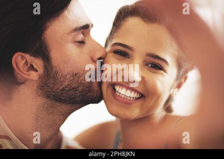 Sie sind bildschön. Ein liebevolles junges Paar, das sich zu Hause anfreundet. Stockfoto