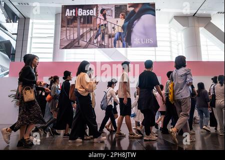 Hongkong, China. 24. März 2023. Besucher und Sammler besuchen die Art Basel Hong Kong Show nach mehreren Jahren abgelegener und hybrider Veranstaltungen aufgrund von lebhaften Einschränkungen in Hong Kong. (Foto: Sebastian Ng/SOPA Images/Sipa USA) Guthaben: SIPA USA/Alamy Live News Stockfoto