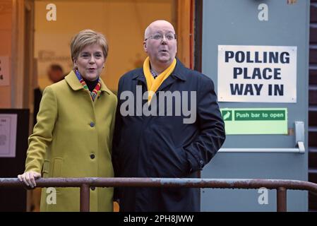 Aktenfoto vom 12. Oktober 12/19 von SNP-Führer Nicola Sturgeon mit Ehemann Peter Murrell, als sie ihre Stimmen bei den Parlamentswahlen 2019 in der Broomhouse Park Community Hall in Glasgow abgegeben haben. Ein Land zu führen, ist eine große Aufgabe - und Schottlands neuer erster Minister wird mit einem bereits aufgeblähten Eingangsfach in die Post kommen. Ausgabedatum: Montag, 27. März 2023. Stockfoto