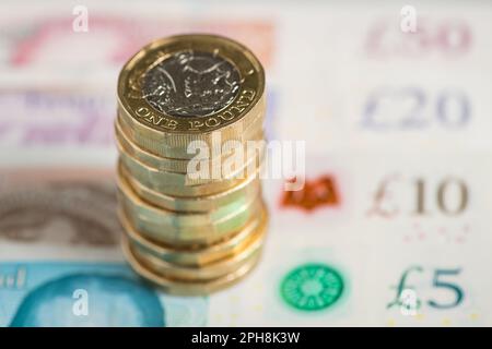 Aktenfoto vom 26.01/2018, von einem britischen 5-Pfund-, 10-Pfund-, 20-Pfund- und 50-Pfund-Schein mit 1-Pfund-Münzen. Unternehmen in ganz England könnten im Rahmen neuer Regierungsvorschläge, die ihnen bei der Steuerverwaltung helfen sollen, mit Rechnungen über etwa £150 US-Dollar pro Jahr belastet werden. Ausgabedatum: Montag, 27. März 2023. Stockfoto