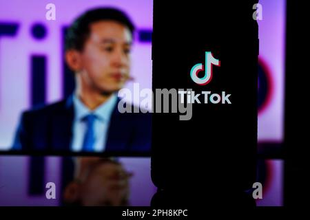 Kaunas, Litauen - 2023. März 26: TikTok Logo auf der Leinwand und Tik Tok CEO Shou Zi Chew auf verschwommenem Hintergrund. Hochwertiges Foto Stockfoto