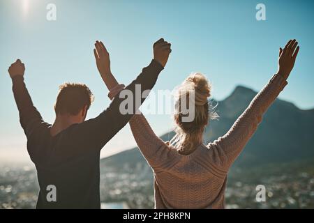 Aktiv zu sein, kann Spaß machen. Ein Paar, das nach dem Gipfel feiert. Stockfoto