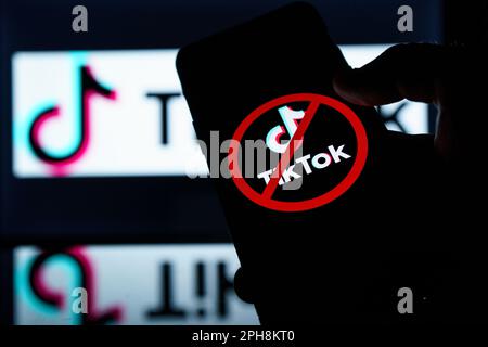 Kaunas, Litauen - 2023. März 24: TikTok-Logo auf dem Bildschirm mit Verbotssymbol. Sanktionen für die Tik Tok App. Hochwertiges Foto Stockfoto