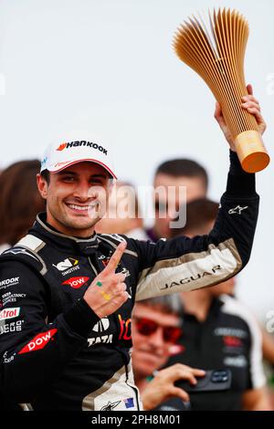Sao Paulo, Brasilien. 25. März 2023. STREETS OF SAO PAULO, BRASILIEN – MÄRZ 25: Mitch Evans, Jaguar TCS Racing, 1. Platz, mit seiner Trophäe während des Sao Paulo ePrix auf den Straßen von Sao Paulo am Samstag, den 25. März 2023, Brasilien. (Foto: Alastair Staley/LAT Images) (Alastair Staley/ATP/SPP) Kredit: SPP Sport Press Photo. Alamy Live News Stockfoto