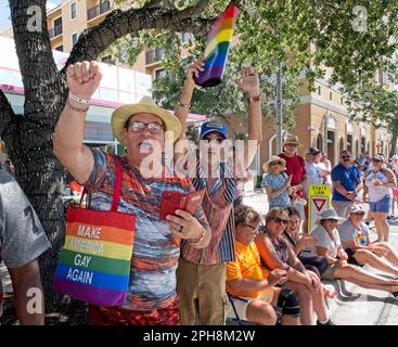 Lake Worth, Florida, USA. 26. März 2023. MIKE CERUZZZI (Vordergrund) und MARK SCHALL singen: „Wir sagen schwul!“ Zusammen mit den Menschenmassen, die die Palm Beach Pride Parade entlang der Lake Avenue im Zentrum von Lake Worth Beach, Florida, führt. Der Chat bezieht sich auf restriktive Gesetze, die kürzlich von Gouverneur Ron DeSantis und der republikanisch kontrollierten Legislative erlassen wurden. In Cerzis Tasche steht: "Bring American Gay Again". Kredit: ZUMA Press, Inc./Alamy Live News Stockfoto