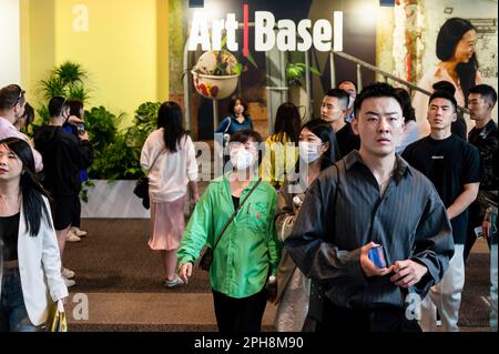 Hongkong, China. 24. März 2023. Besucher und Sammler besuchen die Art Basel Hong Kong Show nach mehreren Jahren abgelegener und hybrider Veranstaltungen aufgrund von lebhaften Einschränkungen in Hong Kong. (Kreditbild: © Sebastian Ng/SOPA Images via ZUMA Press Wire) NUR REDAKTIONELLE VERWENDUNG! Nicht für den kommerziellen GEBRAUCH! Stockfoto