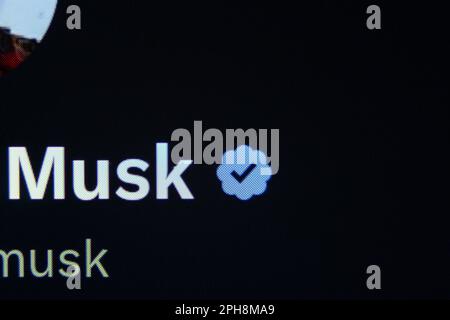 Kaunas, Litauen - 2023. März 27: Nahaufnahme des twitter-Kontos von Elon Musk. Blaues Häkchen für Symbol „überprüft“. Hochwertiges Foto Stockfoto